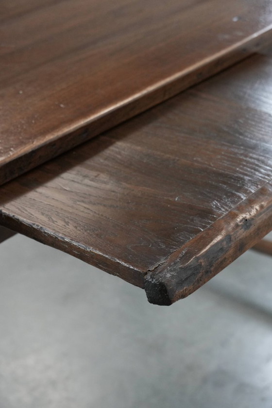 Image 1 of Antieke Franse eettafel voor 4 tot 6 personen uit eind 18e/ begin 19e eeuw met een eiken blad en een brood/ uittrek plank