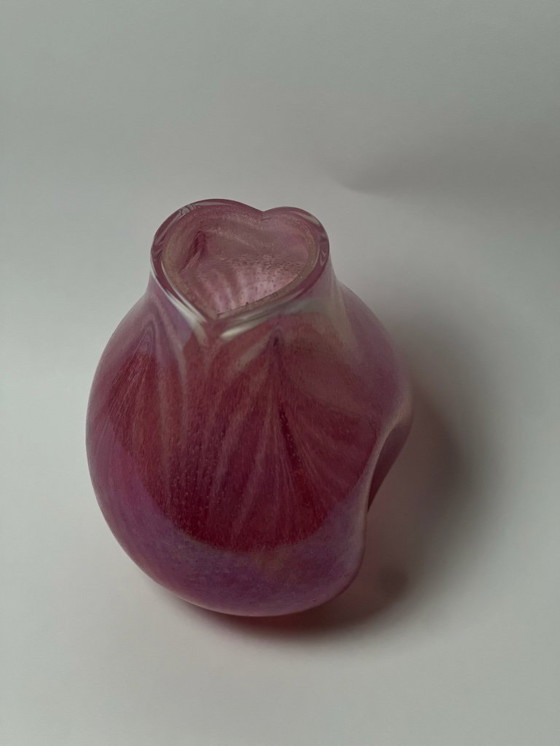 Image 1 of Handgemachte rosa fluoreszierende Herzvase