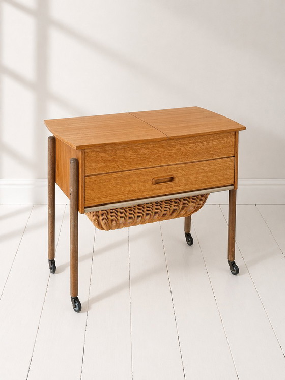 Image 1 of Deens naaitafeltje/bijzetkastje/nachtkastje  