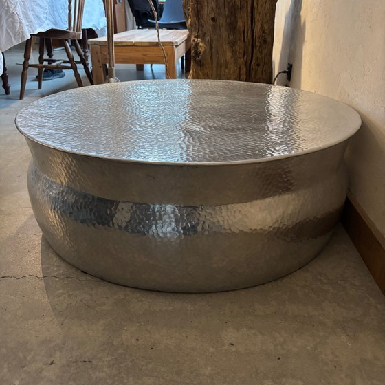 Image 1 of Tavolino da caffè in metallo martellato