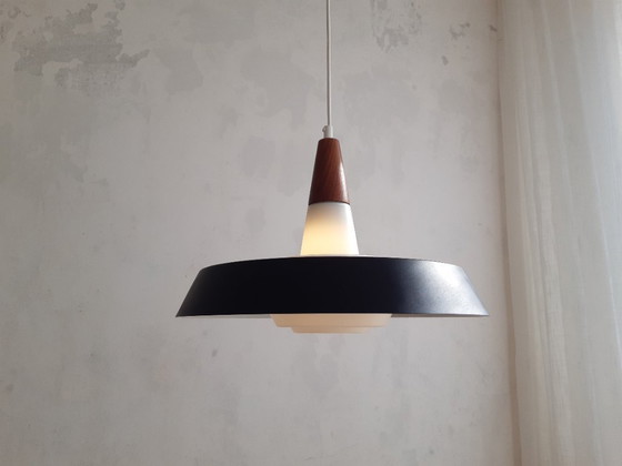 Image 1 of Lampada a sospensione vintage a forma di UFO in vetro opalino con piattino in metallo, Voss Belysning, design danese, lampada mc