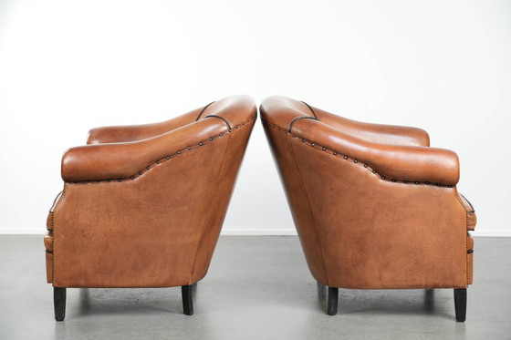 Image 1 of 2 grands fauteuils club en peau de mouton, en bon état