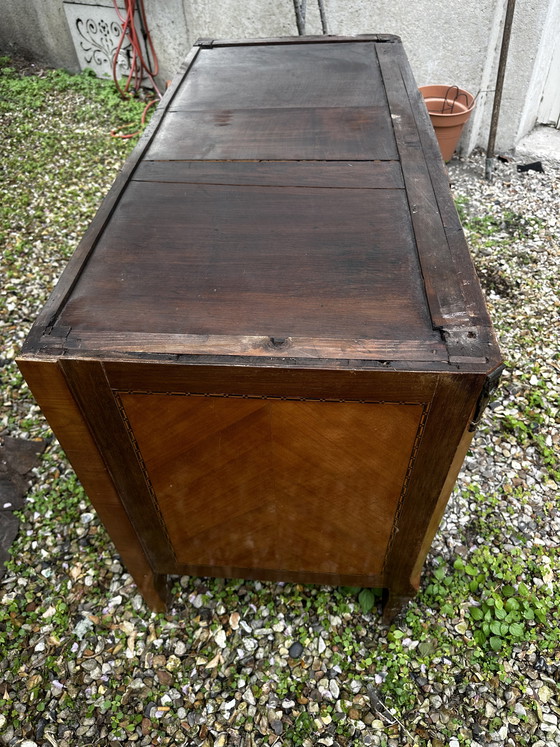 Image 1 of Commode uit de overgangsperiode tussen de Lodewijk XV- en Lodewijk XVI-periode in de 19e eeuw.