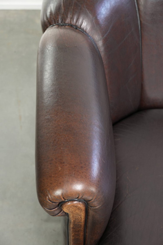 Prachtige set van een schapenleren bankstel samen met zijn bijpassende clubfauteuil met een luxe voorkomen (photo 18 of 22)