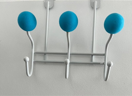 Sputnik Garderobenständer mit blauen Soft Balls