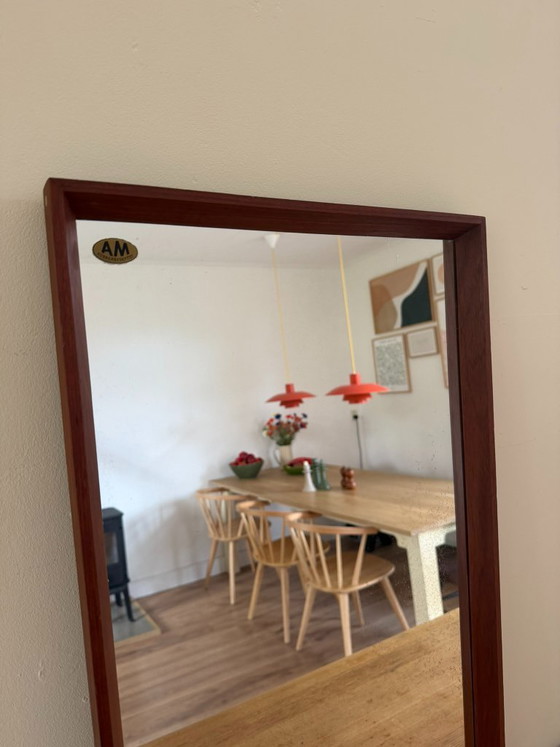 Image 1 of Bellissimo specchio vintage danese in teak con bordi smussati e graziosi dettagli in ottone.