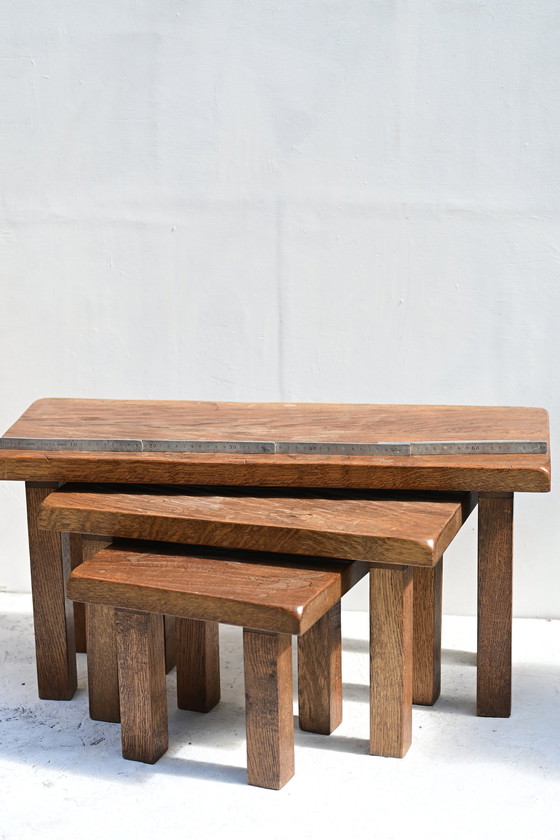 Image 1 of Vintage zwaar massief eiken bijzettafels – set van 3, rustieke minimalistische bijzettafels, handgemaakte hardhouten meubels.