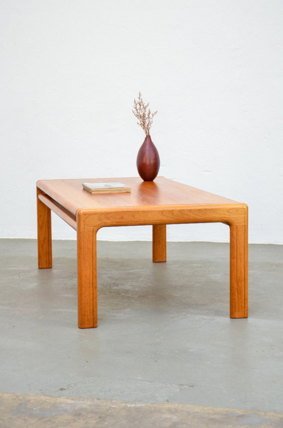 Image 1 of Massieve vintage teakhouten salontafel, bijzettafel in mid-century design, jaren 70