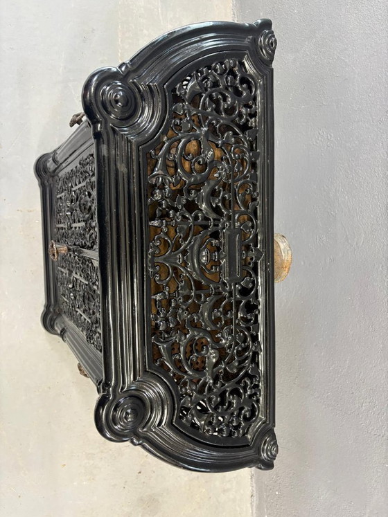 Image 1 of Inserto de chimenea antiguo de hierro fundido con acabado negro ornamentado, siglo XIX, Europa.