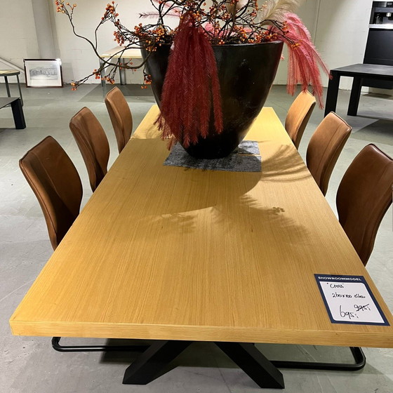 Image 1 of skip Cross eettafel