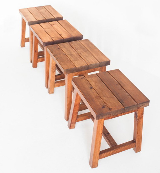 Ensemble de 4 tabourets vintage en pin. France, années 1980. – Wood (photo 5 of 12)