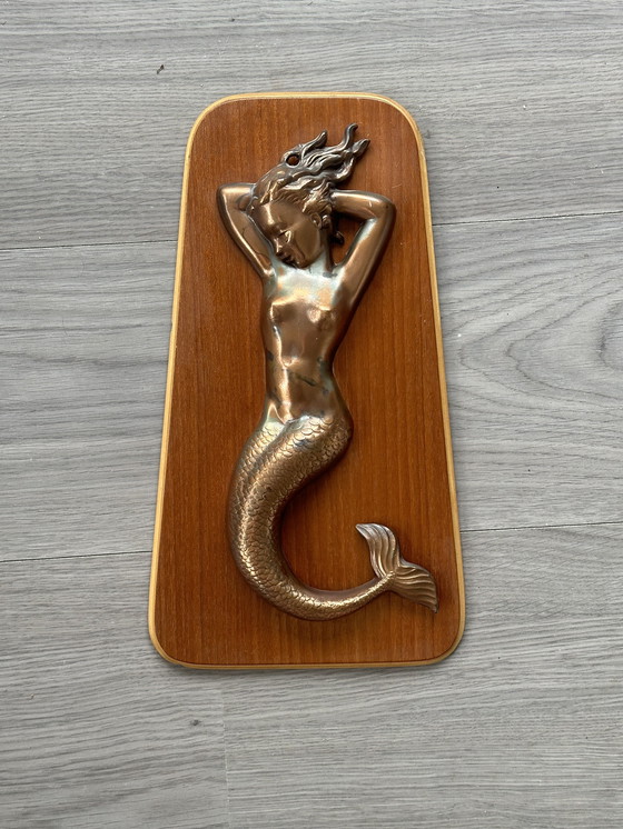 Image 1 of Messing zeemeermin op teakhouten achtergrond Deens design