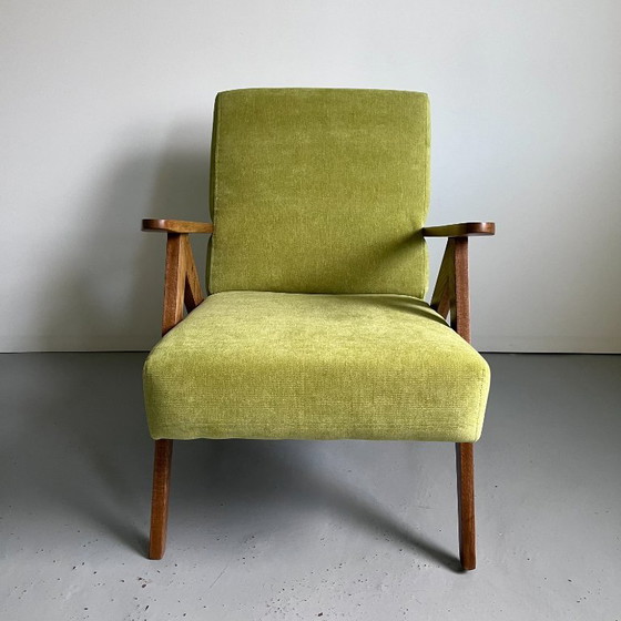 Vintage fauteuil in mid-century modern stijl: limoengroene stof, frame van beukenhout. – Wood (photo 3 of 14)