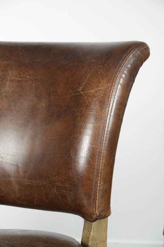 Image 1 of 4 x Vintage rundleren en houten eetkamerstoel met een mooie karaktervolle en elegante uitstraling