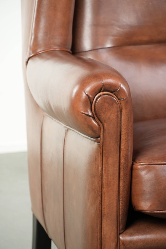 Image 1 of Sillón orejero grande de piel de oveja de estilo inglés clásico, en perfecto estado.