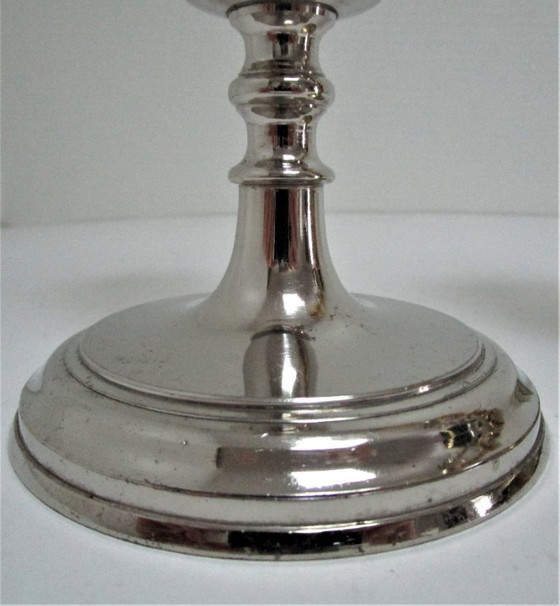 Image 1 of drie messing en verchroomde metalen kandelaars uit het begin van de 20e eeuw