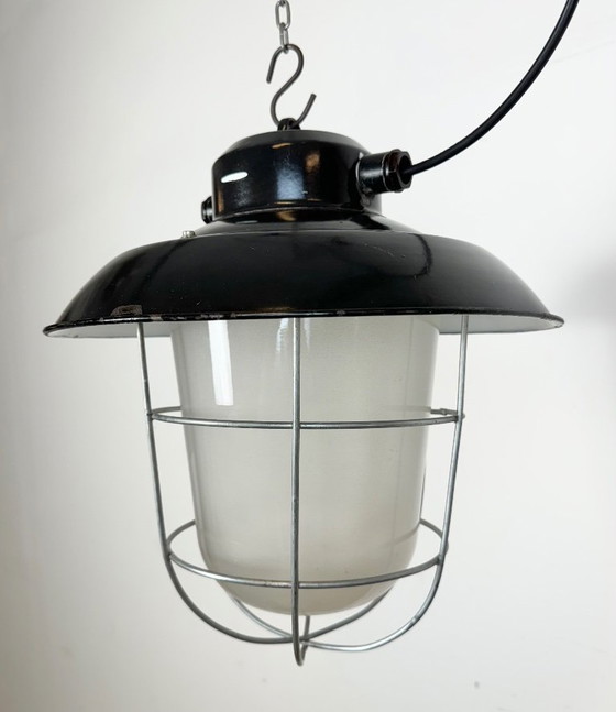Image 1 of Industriële zwarte geëmailleerde fabriekshanglamp, jaren 60