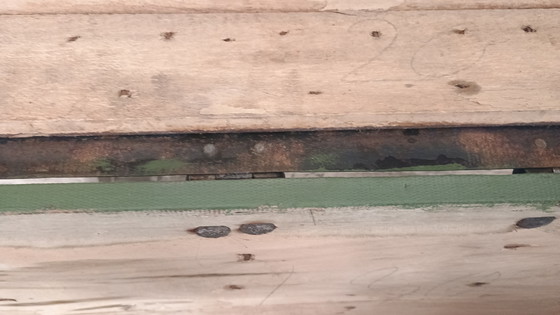 Image 1 of Vieux coffre avec ferrures en métal noir