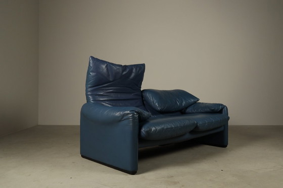 Image 1 of Deux canapés deux places Cassina Maralunga en cuir bleu, par Vico Magistretti, Italie 1973 Standard