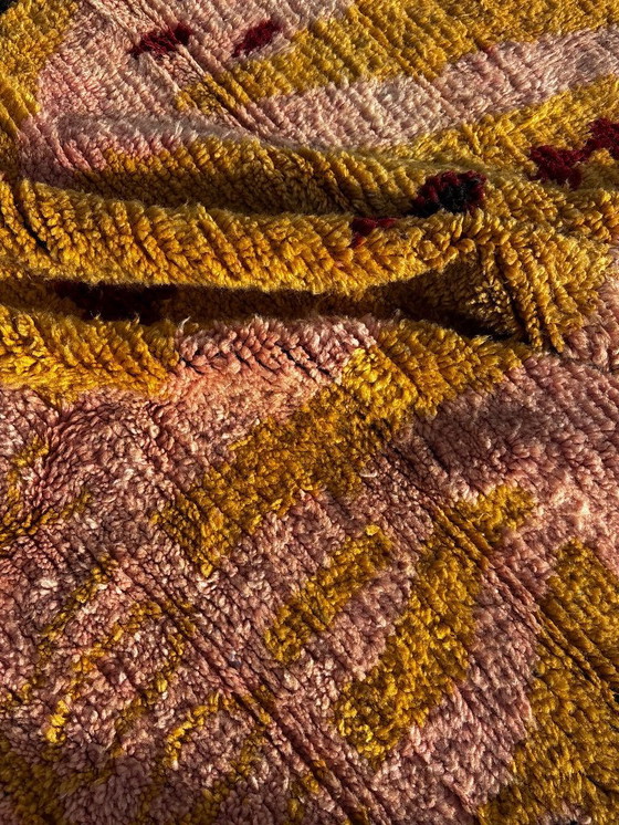 Image 1 of Tapis marocain moderne en laine 160x260 cm – Tapis berbère fait main avec motif abstrait jaune et rose.