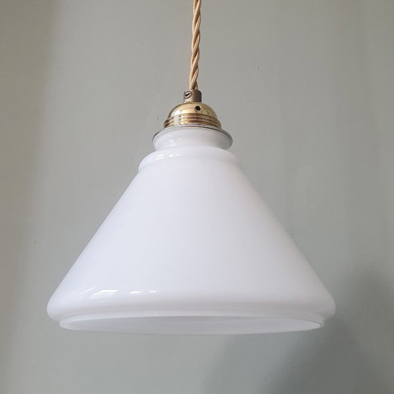 Image 1 of Lampada a sospensione vintage in vetro opalino bianco a forma di imbuto decorativo
