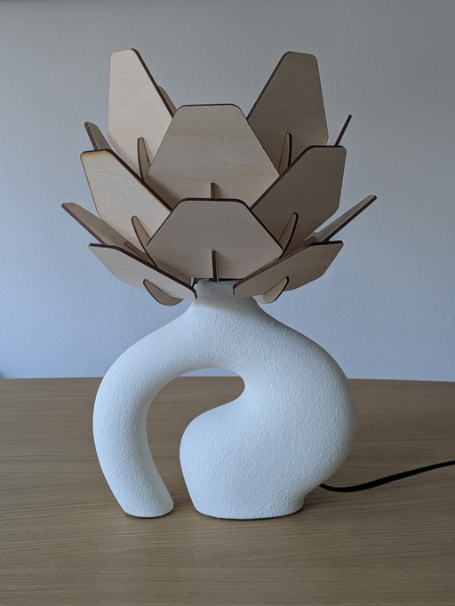 Tischlampe aus Kiefernzapfen