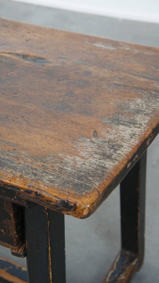 Image 1 of Mesa auxiliar española antigua de finales del siglo XVIII con cajón.