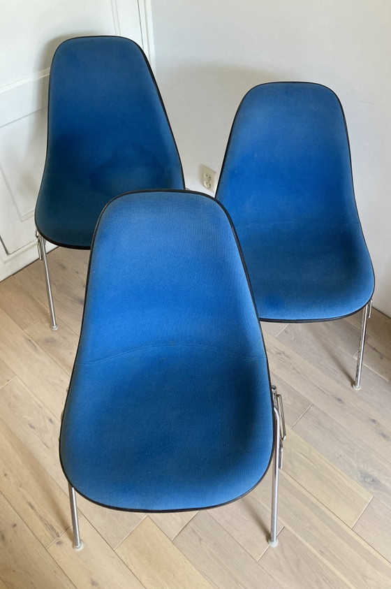 3 sedie da pranzo Eames in fibra di vetro di Vitra – Metal, Chrome (photo 3 of 15)