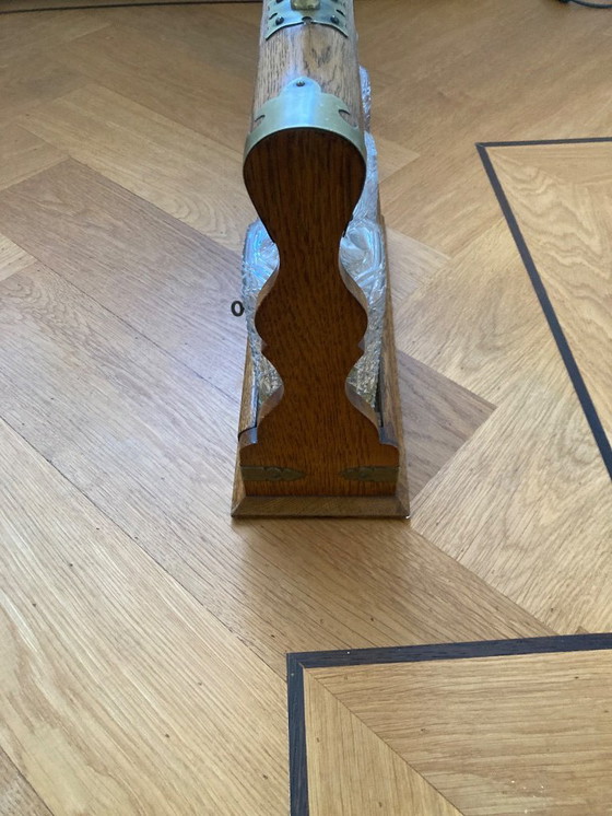 Image 1 of Carafes anciennes en cristal dans un support.