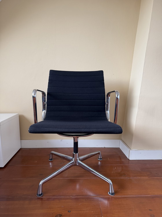 4x Vitra Aluminium Chairs EA 107 – Dining chairs (photo 6 of 15)