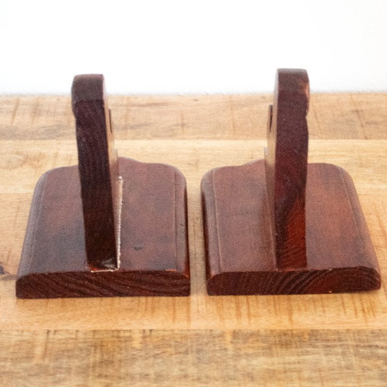 Image 1 of Vintage handgemaakte houten decoratieve boekensteunen