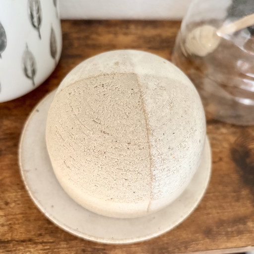 Handgemaakte keramische botervloot – natuurlijke stijl