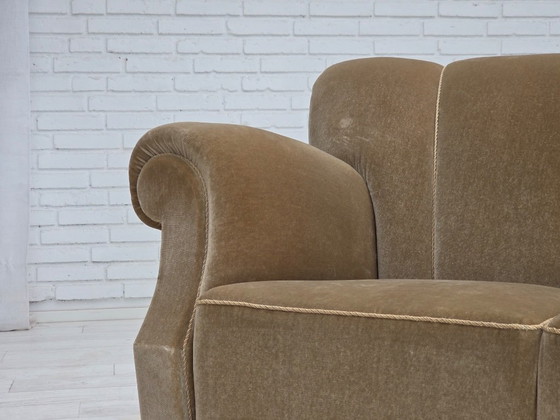 Image 1 of Deense driezitsbank uit de jaren 60, bekleed met groen meubelvelours en voorzien van eikenhouten poten.