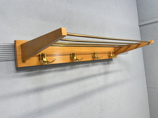 Appendiabiti vintage di metà secolo: legno e ottone, design senza tempo