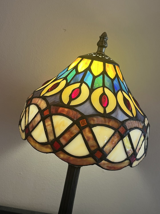 Image 1 of Vidrieras Tiffany Twenties Style Lámpara de mesa Motivo de plumas de pavo real