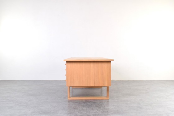 Escritorio independiente Mid-Century de roble de Torben Valeur & Henning Jensen para Dyrlund, años 60. – Wood (photo 9 of 19)