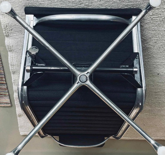 Image 1 of Vitra Eames Aluminium Chair EA 124
