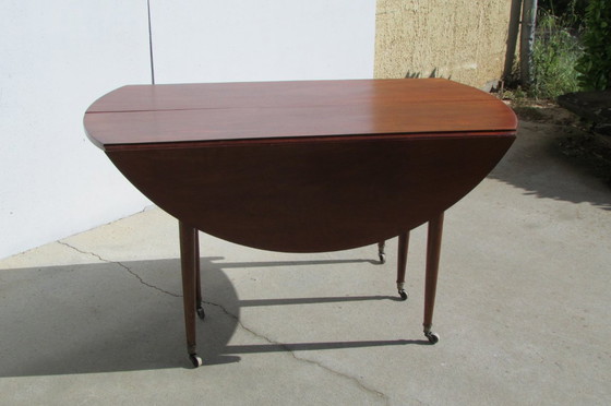 Image 1 of Beautiful antique round table, 6 tapered mahogany legs, extendable