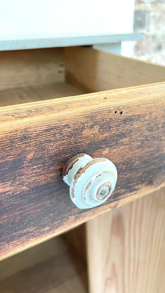 Image 1 of Antiek grijs houten nachtkastje