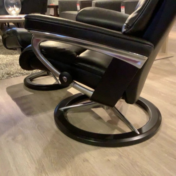Image 1 of Sillón reclinable Stressless View con otomana