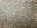 Kroonluchter, il lampadario a forma di bottiglia di latte. Progettato da Bonne Plat. Prodotto da Leitmotiv.