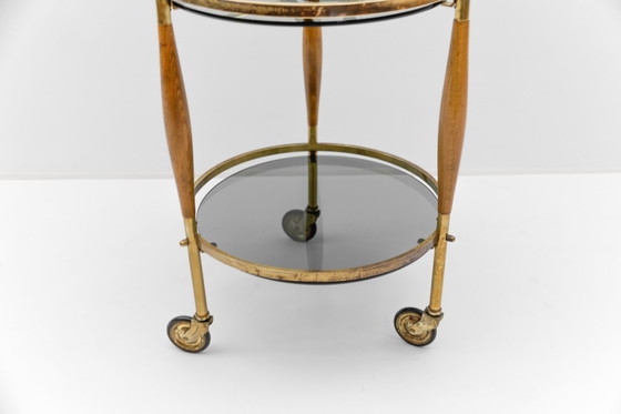 Image 1 of Carrito de servicio Regency de mediados de siglo en vidrio ahumado y madera, década de 1960