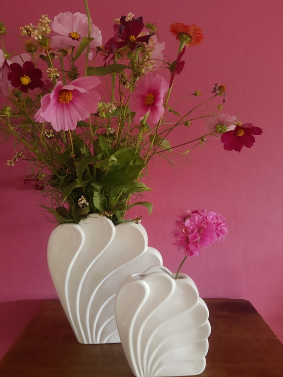 Conjunto Único de Jarrones Decorativos de Porcelana Blanca con Forma de Concha Mid-Century, Set Revival Art (photo 3 of 15)