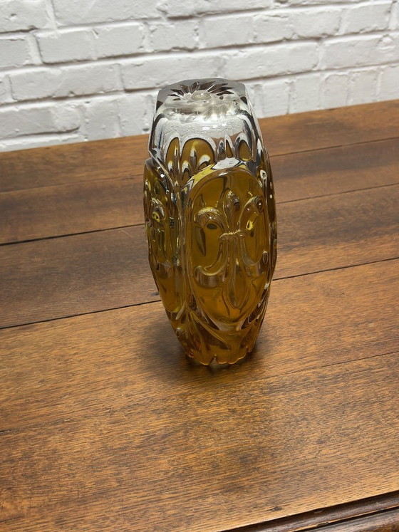 Image 1 of Vintage Handgeslepen Kristallen Vaas – Goudgeel/Amber – Fleur-de-lis