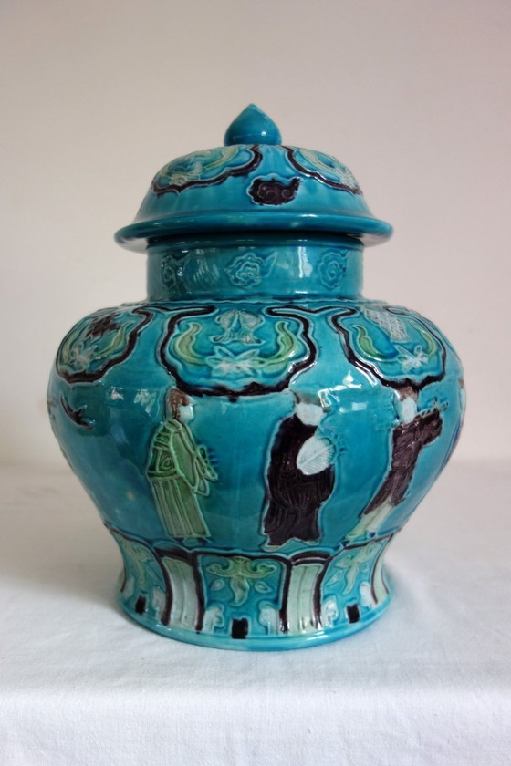 Image 1 of Ein Paar gedeckter Vasen aus Keramik, China, Mitte 20.