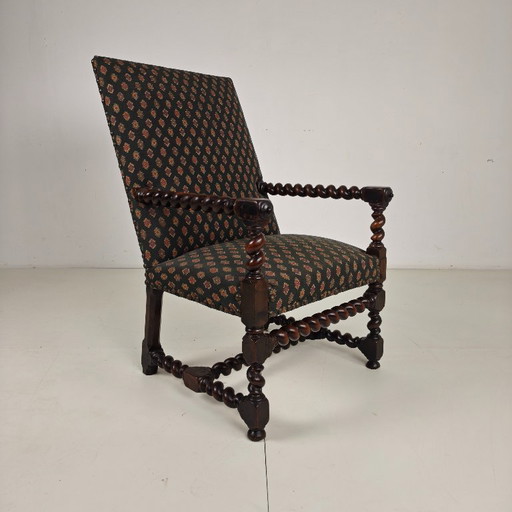 Fauteuil de bibliothèque anglais à pieds tournés en chêne foncé, vers 1700.