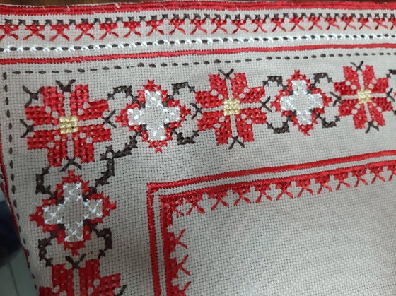 Image 1 of Nappe vintage brodée à la main 65 x 65 cm