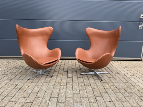 Image 1 of 2 poltrone Egg Chair di Fritz Hansen degli anni '60 in pelle color cognac, in condizioni perfette!