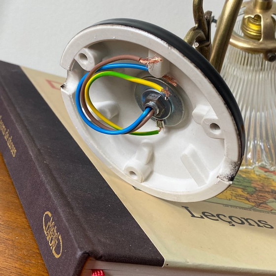 Image 1 of Lámpara de pared de cuello de cisne de latón con pantalla de tulipa de cristal acanalado transparente