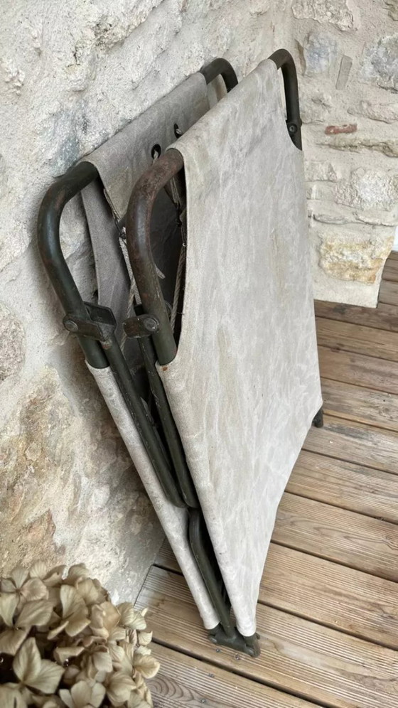 Image 1 of Vintage opklapbaar militair veldbed van kaki groen canvas en metaal.